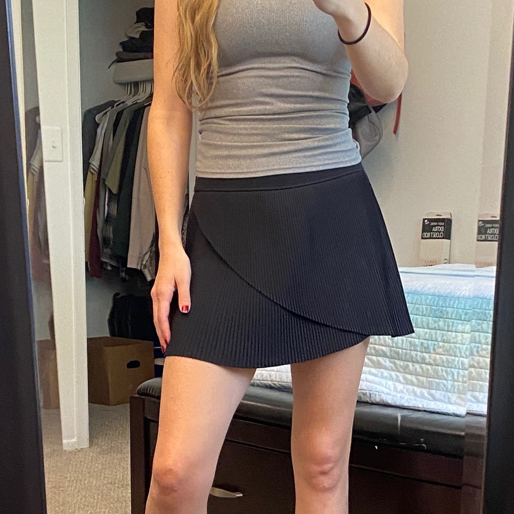 New Worn Once Yogalicious Small Black Pleated Wrap Front Mini Skirt Skort